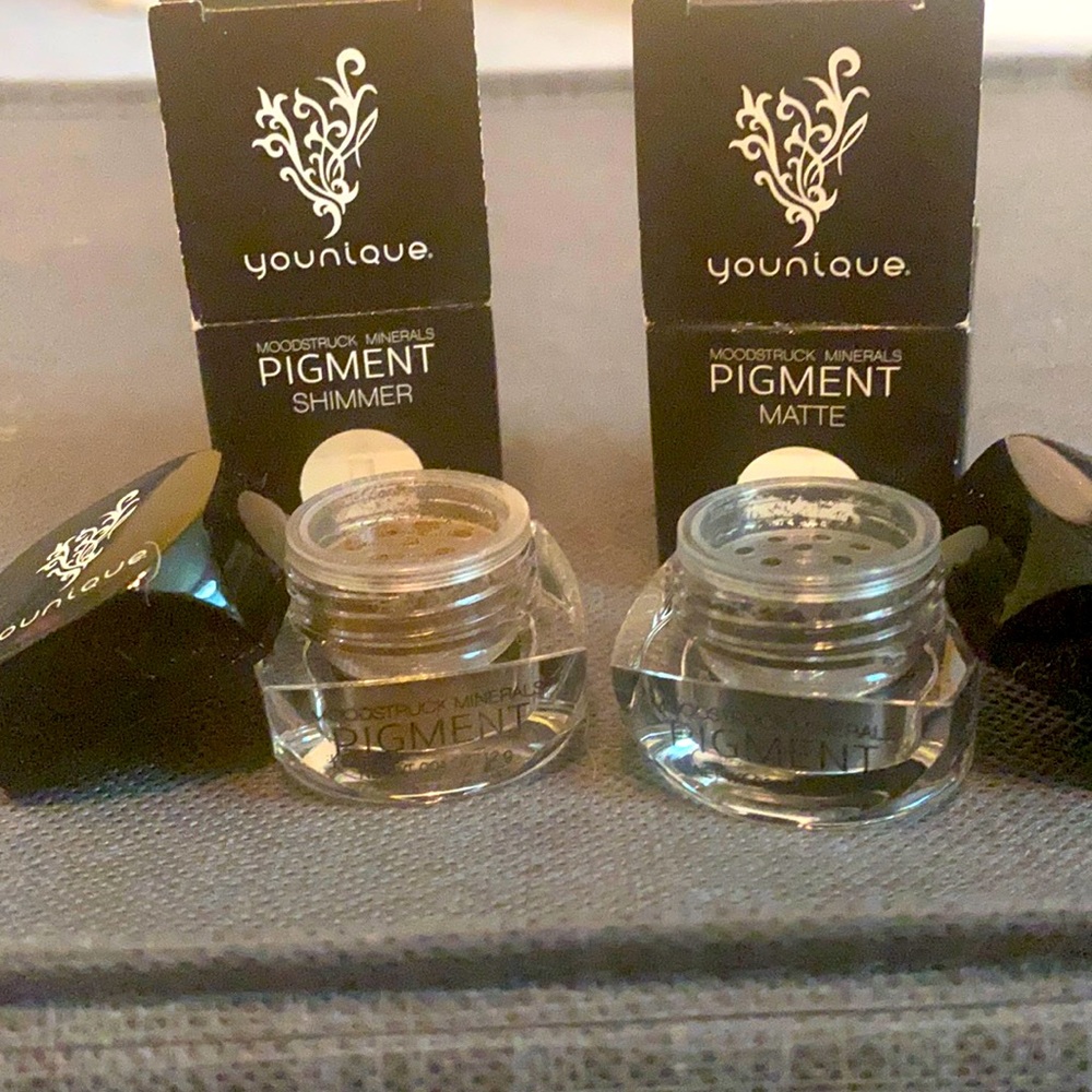 Younique pigment eyeshadows confident & corrupted